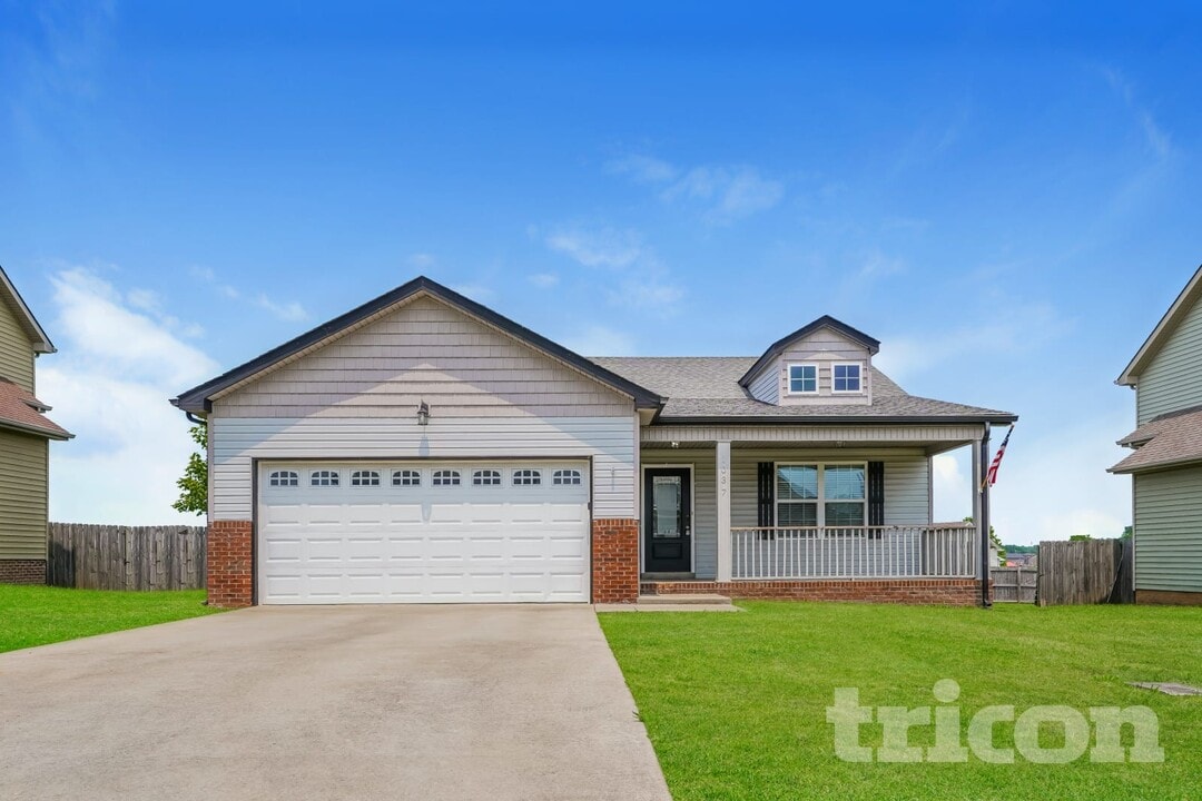 1037 Dwight Eisenhower Way in Clarksville, TN - Building Photo