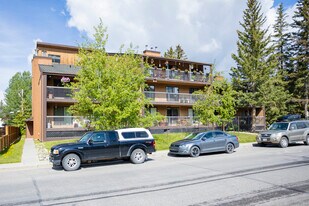 225 Muskrat St in Banff, AB - Building Photo
