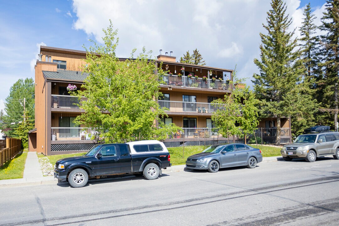 225 Muskrat St in Banff, AB - Building Photo