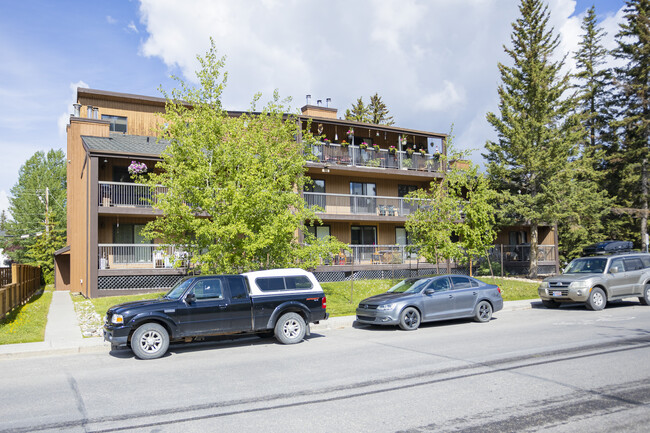 225 Muskrat St in Banff, AB - Building Photo - Primary Photo