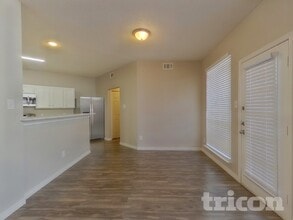 1233 Clear Creek Dr, Unit 219 Harvard Ave E - 203 in Mesquite, TX - Foto de edificio - Building Photo