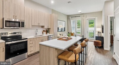 4851 Ellin Rd, Unit 160 in Hyattsville, MD - Foto de edificio - Building Photo