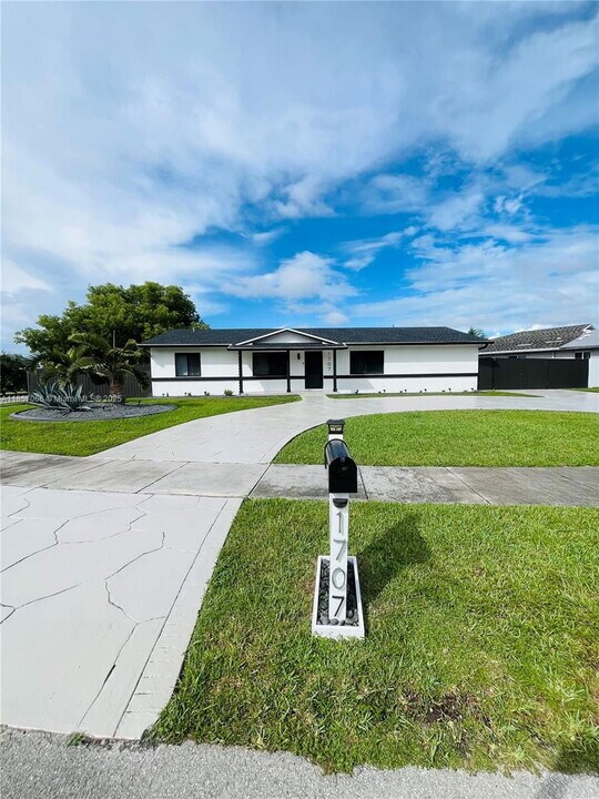1707 S Curlew Ln in Homestead, FL - Building Photo