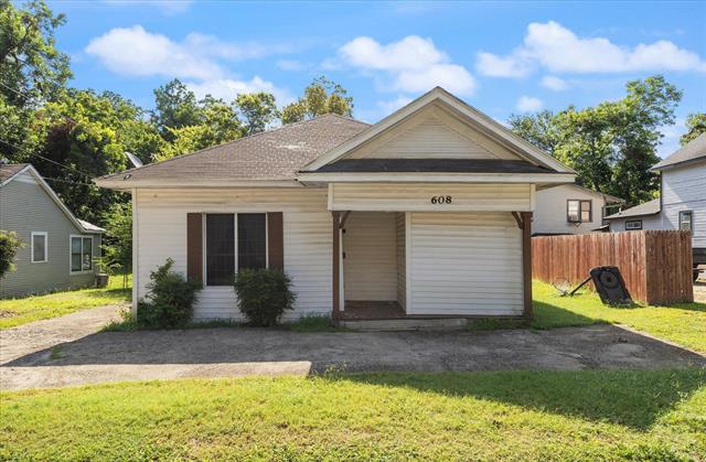608 N Adelaide St in Terrell, TX - Foto de edificio - Building Photo