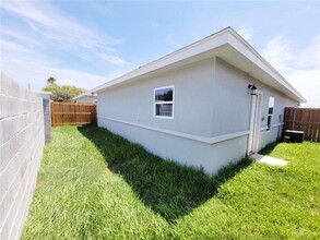 300 S Retama Ln in Weslaco, TX - Foto de edificio - Building Photo
