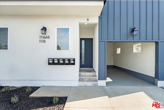1116 S Mariposa Ave in Los Angeles, CA - Building Photo - Building Photo