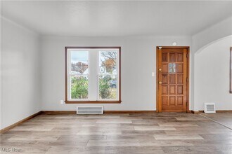 17806 Waterbury Ave in Maple Heights, OH - Building Photo - Building Photo