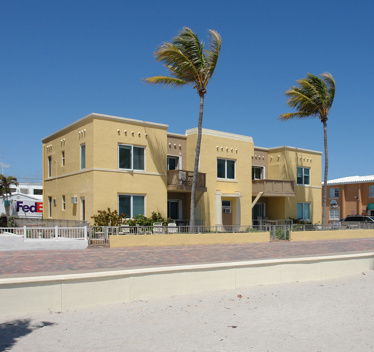 2210 N Surf Rd in Hollywood, FL - Building Photo