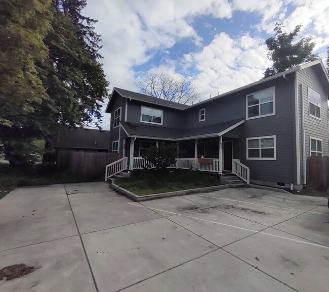 property at 430-432 Pioneer Pkwy W