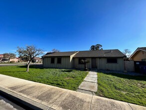 392 Foxmeadow Way in Los Banos, CA - Foto de edificio - Building Photo