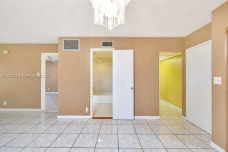 3101 Oakland Shores Dr in Oakland Park, FL - Building Photo - Building Photo