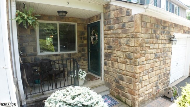 5 Tor Pl in Hopatcong, NJ - Building Photo - Building Photo