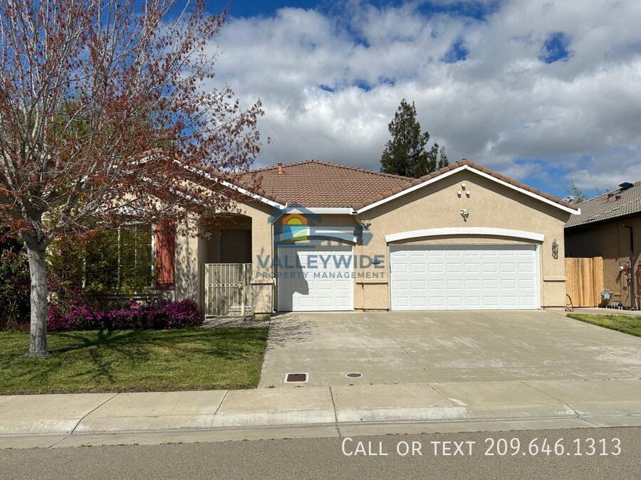 2555 Crestmore Cir in Stockton, CA - Foto de edificio