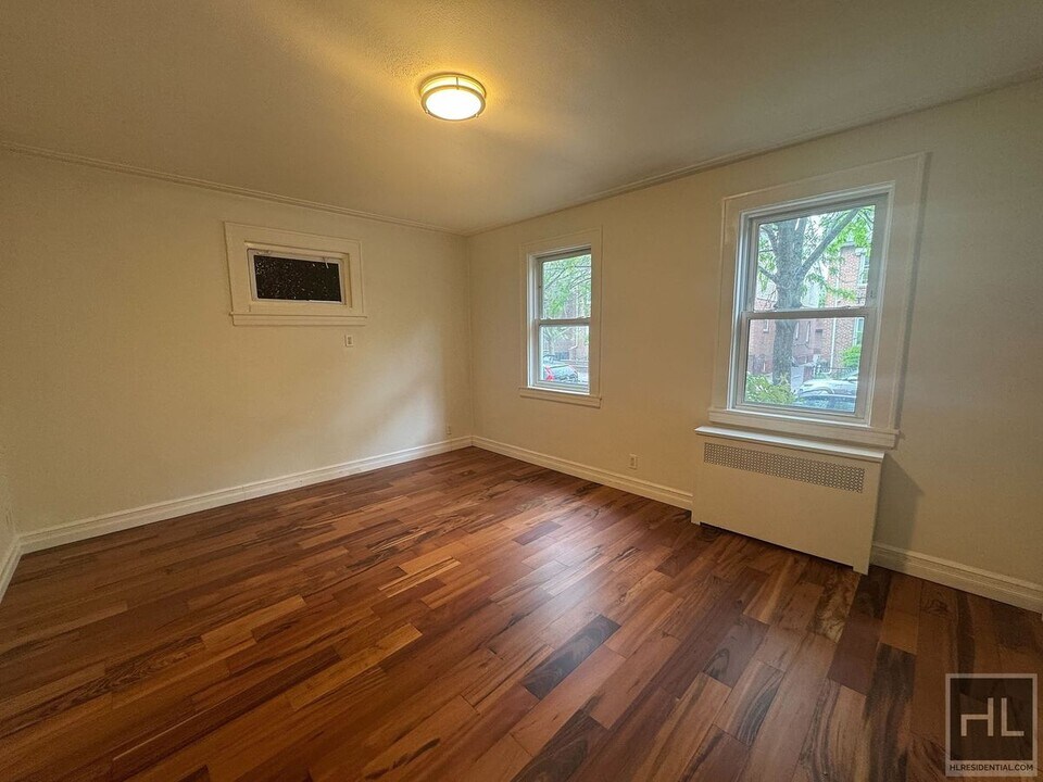 20-51-51 27th St in Queens, NY - Building Photo