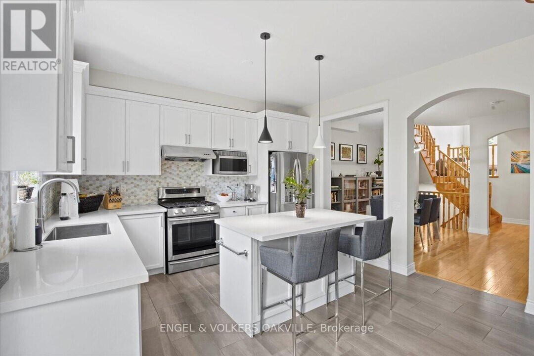 135 Tawny Crescent in Oakville, ON - Building Photo