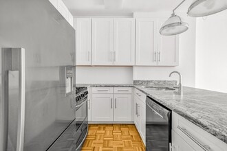 380 Rector Pl in New York, NY - Building Photo - Building Photo