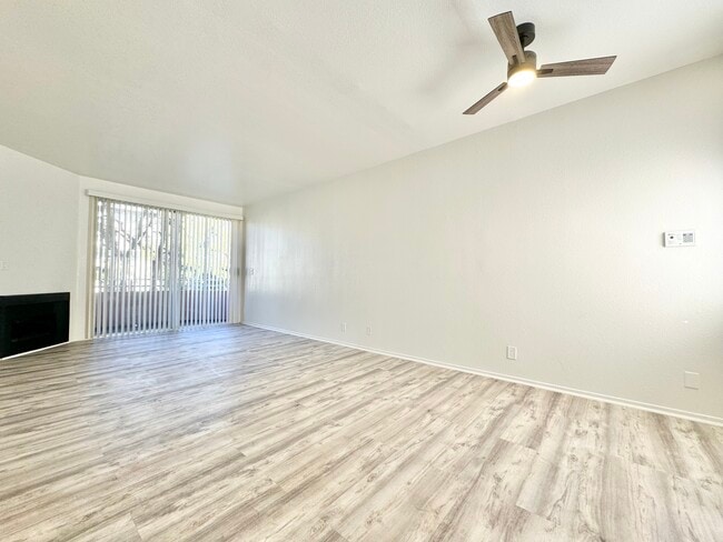 7370 Hawthorn Ave in Los Angeles, CA - Foto de edificio - Building Photo