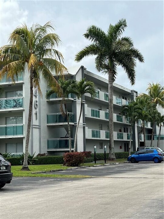 8461 Springtree Dr in Sunrise, FL - Foto de edificio