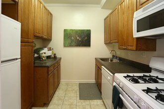 The Glens on Battery Lane in Bethesda, MD - Building Photo - Building Photo