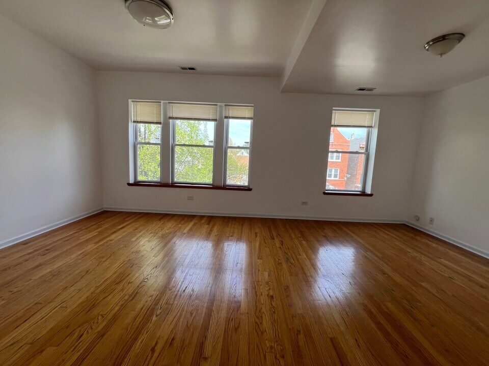 3135 W 40th Pl, Unit 2 nd Floor in Chicago, IL - Building Photo