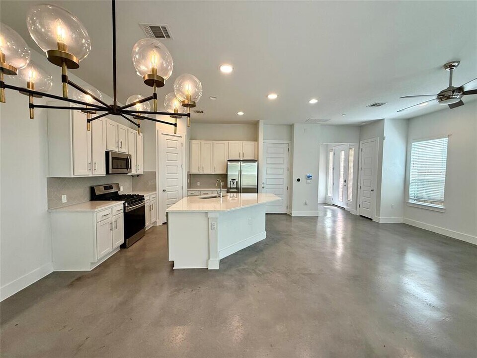8922 Menchaca Rd in Austin, TX - Building Photo