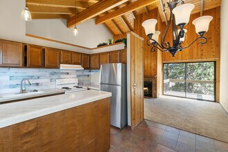 27657 Peninsula Dr in Lake Arrowhead, CA - Building Photo - Building Photo
