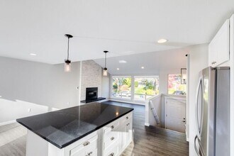 12933 NE 128th Pl in Kirkland, WA - Foto de edificio - Building Photo