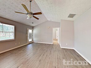 99 Mallie Ct in Hampton, GA - Building Photo - Building Photo