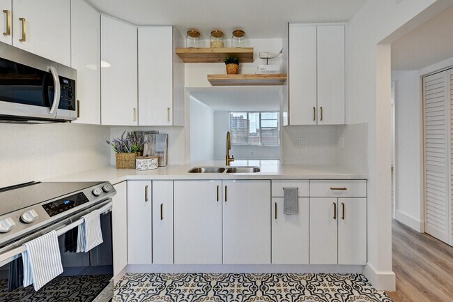 1893 S Ocean Dr in Hallandale Beach, FL - Building Photo - Building Photo