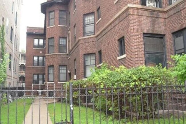 property at 735 W Belmont Ave