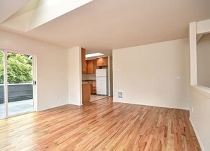 4351 31st Ave W, Unit 2 in Seattle, WA - Building Photo - Building Photo