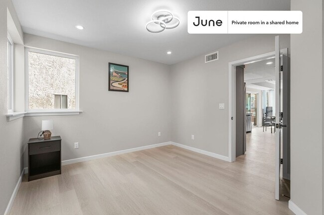 Private bedroom in 5 bed/5 bath Home in Los Angeles, CA - Building Photo - Building Photo
