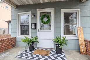 23 Pleasant Ave in Port Washington, NY - Building Photo