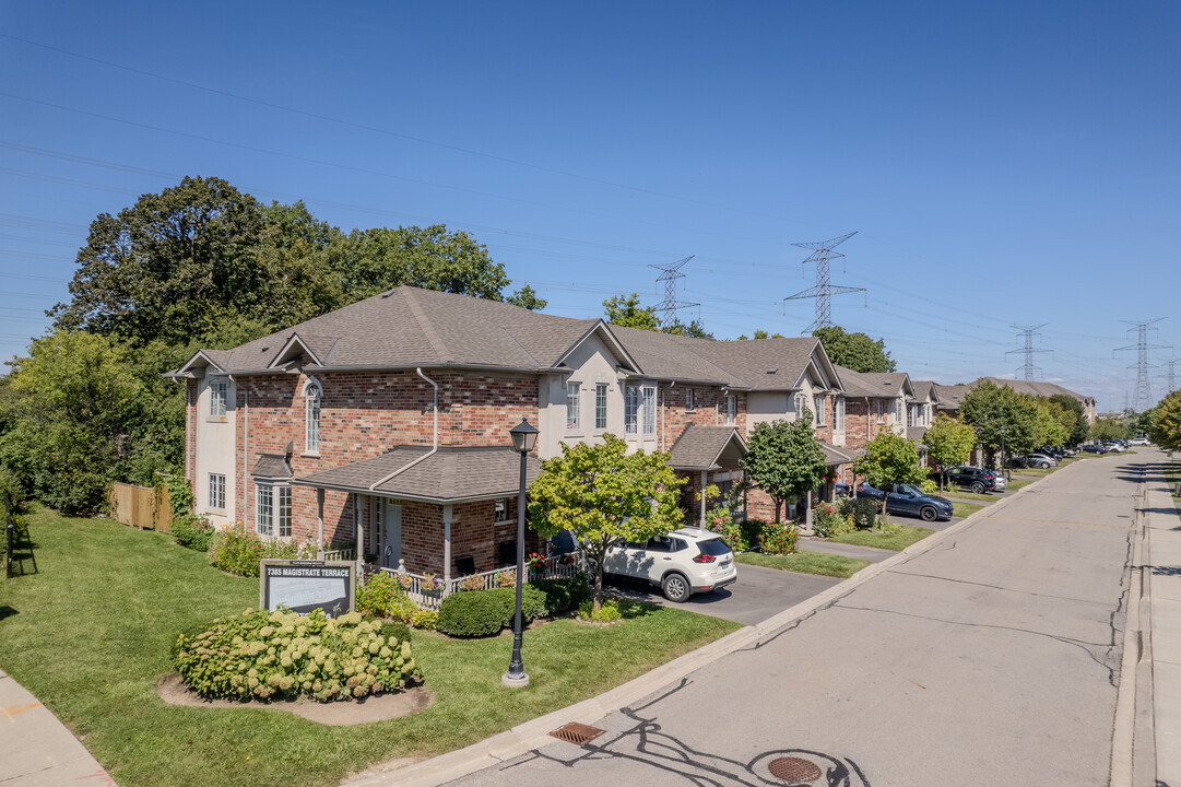 Symphony Manors Townhouses in Mississauga, ON - Building Photo