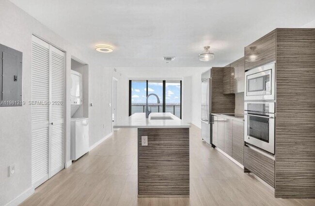 460 NE 28th St in Miami, FL - Foto de edificio - Building Photo