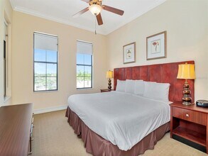 13941 Clubhouse Dr in Tampa, FL - Foto de edificio - Building Photo