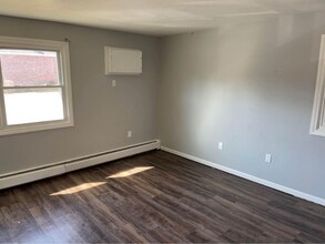 250 Bloomfield Ave in Windsor, CT - Building Photo - Building Photo