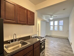 5710 N Winthrop Ave in Chicago, IL - Foto de edificio - Building Photo