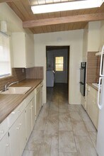 108 N Crenshaw St in Visalia, CA - Building Photo - Building Photo