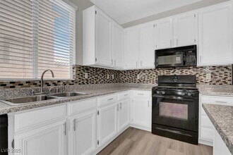 3040 Carbondale St in Las Vegas, NV - Building Photo - Building Photo
