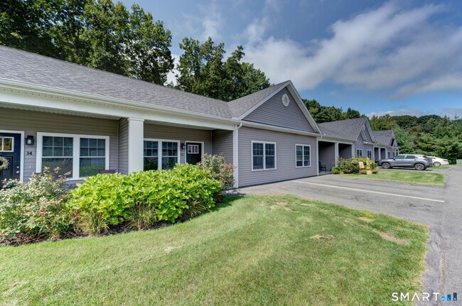 37 Hunters Ln in Southington, CT - Building Photo - Building Photo