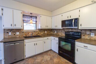 1302 Mockingbird Dr in Iowa Park, TX - Building Photo - Building Photo