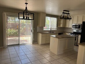 8212 Shannon Oak Ln in Elk Grove, CA - Building Photo - Building Photo