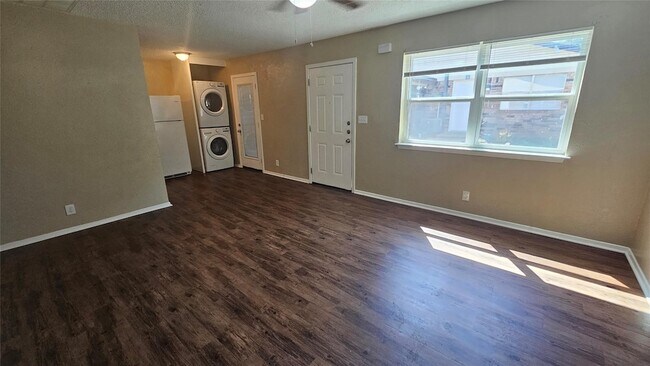212 S Shady Shores Dr in Lake Dallas, TX - Building Photo - Building Photo
