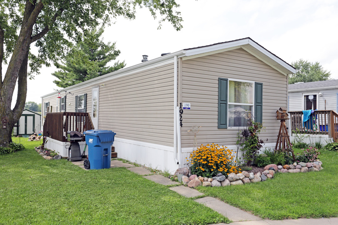 Cedar Terrace (Manufactured Home Community) in Cedar Rapids, IA - Building Photo