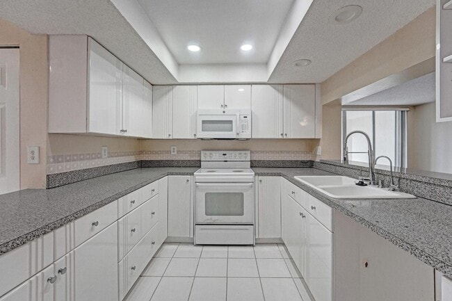9531 Seagrape Dr in Davie, FL - Foto de edificio - Building Photo