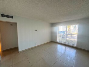 4423 Treehouse Ln in Tamarac, FL - Building Photo - Building Photo