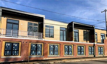 30 Veterans Memorial Pkwy-Unit -204 in East Providence, RI - Building Photo - Building Photo