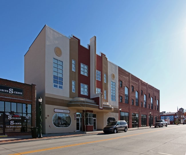 Vogue in Lee's Summit, MO - Building Photo - Primary Photo
