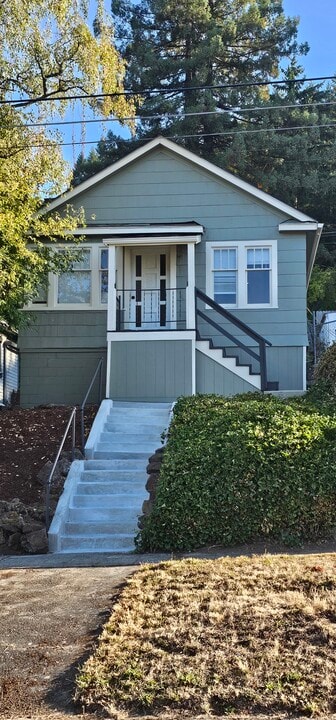 482 NE Adams Ave in Chehalis, WA - Building Photo